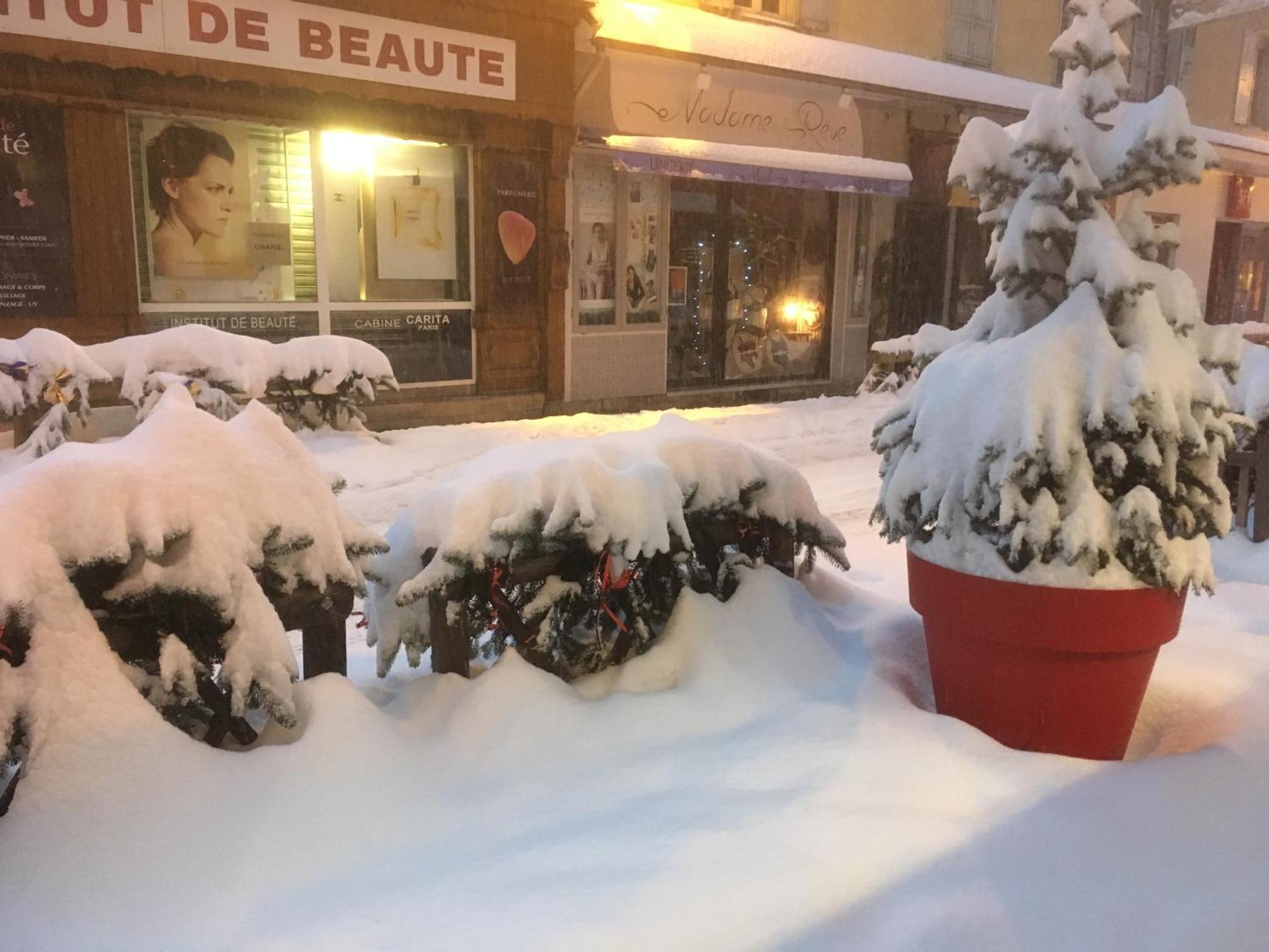 Hotel Restaurant De La Chaussee Briançon Exterior foto